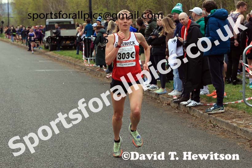 SSenior womens relay, 2025 Elswick Harriers Good Friday Road Relays, Newburn, Newcastle upon Tyne. Photo: David T. Hewitson/Sports for All Pics